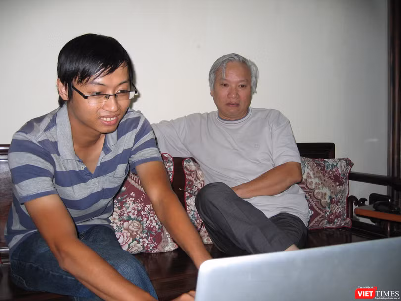 KTS Đinh Việt Phương giới thiệu công nghệ bảo tàng ảo với GS Nguyễn Văn Huy - nguyên giám đốc Bảo tàng Dân tộc học.