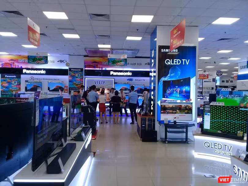 Gian hàng tivi tại siêu thị điện máy Pico