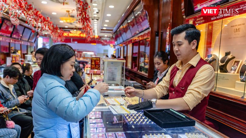 Giá vàng trong nước tăng mạnh.