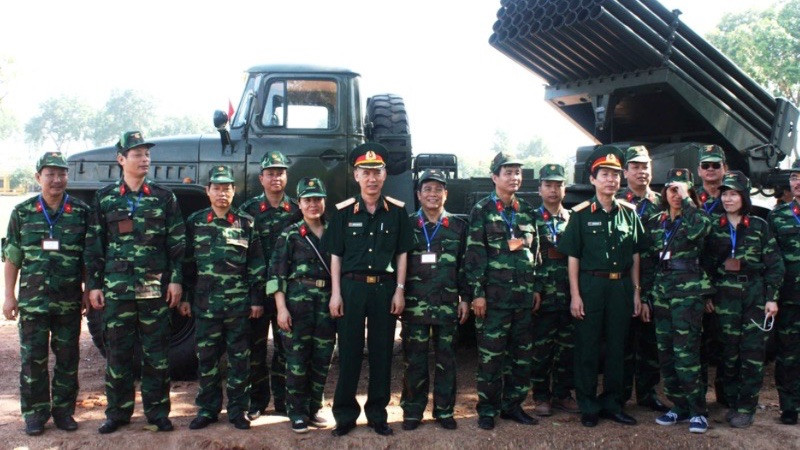 Ông Nguyễn Thanh Ngụ kiểm tra đơn vị pháo phản lực BM-21 Grad. Ảnh: NVCC.