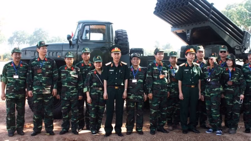 Ông Nguyễn Thanh Ngụ kiểm tra đơn vị pháo phản lực BM-21 Grad. Ảnh: NVCC.