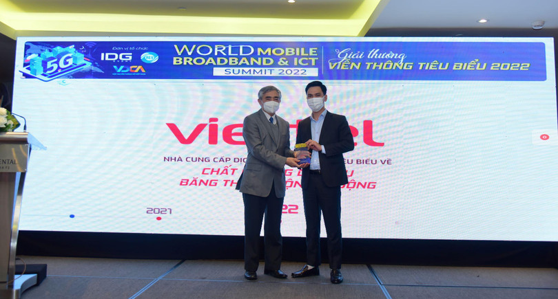 Ông Nguyễn Minh Hồng đại diện BTC trao giải thưởng cho Viettel