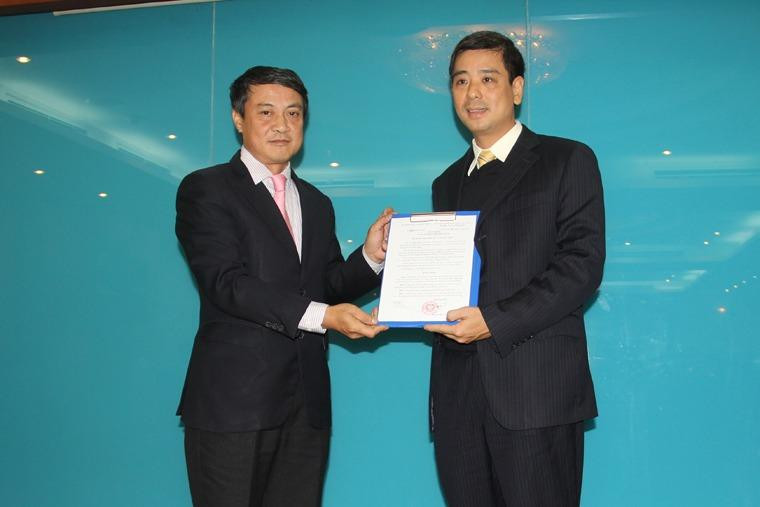 ông Trần Duy Hải (bên phải) tại Lễ trao quyết định bổ nhiệm cán bộ lãnh đạo cho 5 đơn vị trực thuộc Bộ Thông tin và Truyền thông (ảnh MIC)