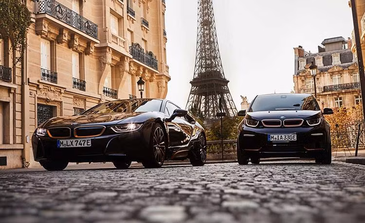 Cặp đôi i8 (trái) và i3s phiên bản bóng đêm. 