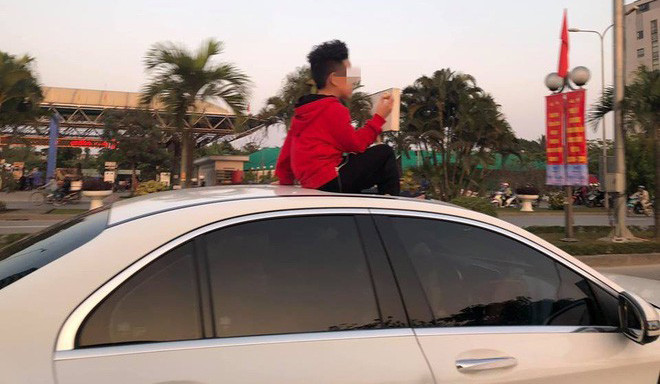 Em bé ngồi trên cửa sổ trời ô tô khiến nhiều người thảng thốt. (Ảnh: Thế giới trẻ) 