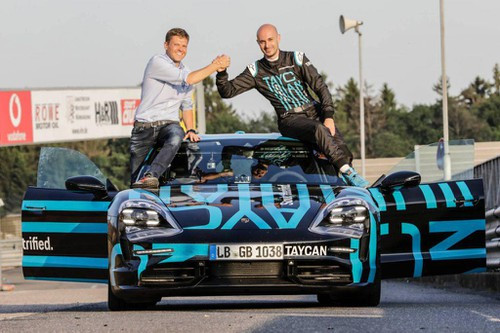 Mẫu siêu xe điện Taycan của Porsche vừa xác lập kỷ lục mới trên đường đua. 