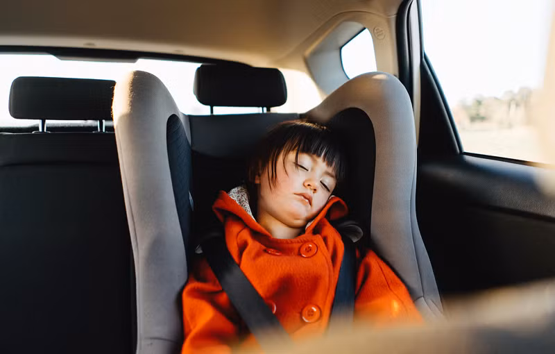 Ngay cả khi ở ngoài trời chỉ 21 độ C, nhiệt độ trong xe ô tô có thể nhanh chóng nóng đến hơn 48 độ.