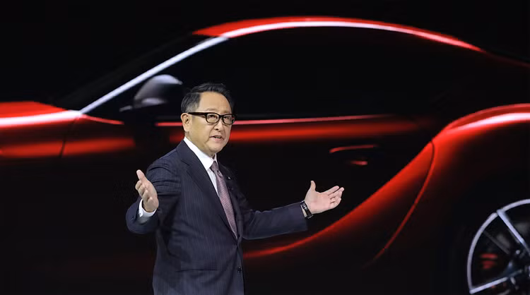 Chủ tịch Toyota, Akio Toyoda, đang phát biểu trước sinh viên Đại học Thanh Hoa, Bắc Kinh, hồi tháng 4. Ảnh: Reuters 