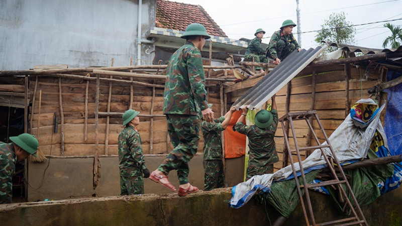 Bộ đội sửa nhà cho người dân vùng lũ ở Huế.