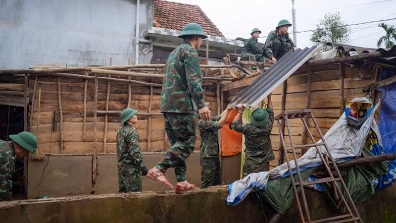 Bộ đội sửa nhà cho người dân vùng lũ ở Huế.