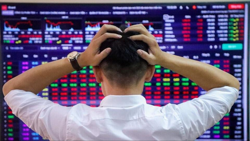 Một số công ty chứng khoán dự báo VN-Index tiếp tục điều chỉnh trong phiên giao dịch hôm nay (11/12) nên nhà đầu tư cần giao dịch cẩn trọng.