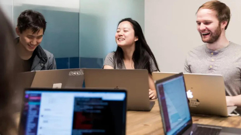 Alexander Wang (bên trái) cùng các đồng nghiệp tại công ty Scale do anh sáng lập (ảnh: FBNV)