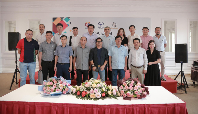 Các diễn giả chụp ảnh lưu niệm cùng Ban tổ chức