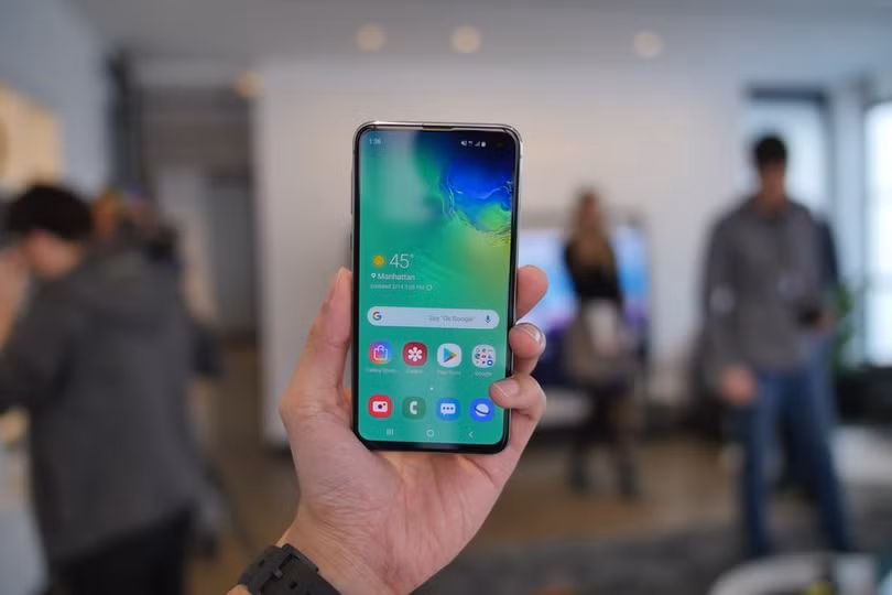 Galaxy S10e là smartphone giá rẻ nhất nếu so với S10 và S10+ (ảnh: Phone Arena) 