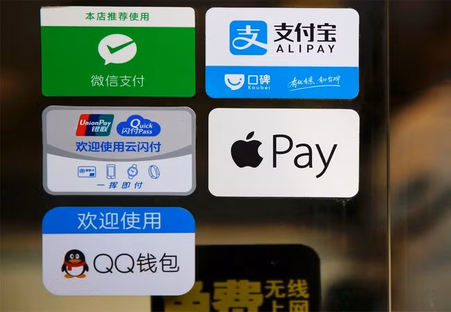 Logo của Alipay bên cạnh các logo khác trên một nhà hàng ở ga tàu Bắc Binh ngày 13.01.2017 (Reuter)