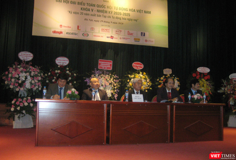 Đoàn Chủ tịch Đại hội do TS Nguyễn Quân (giữa) điều hành