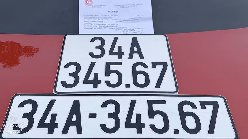 Tấm biển số xe gây xôn xao dư luận (Ảnh: Dân Việt) 