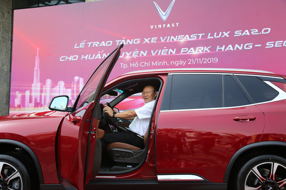 Ông Park ngồi thử chiếc xe VinFast Lux SA2.0. Ảnh: H.Đ. 