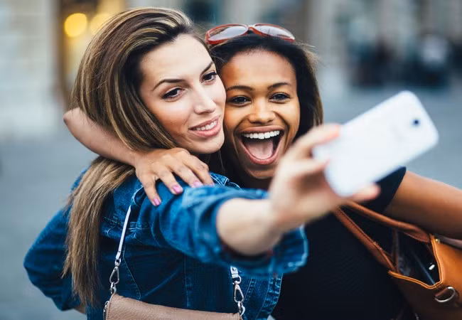 Chúng ta dường như đang hướng đến cuộc sống với chiếc điện thoại trong tay mình