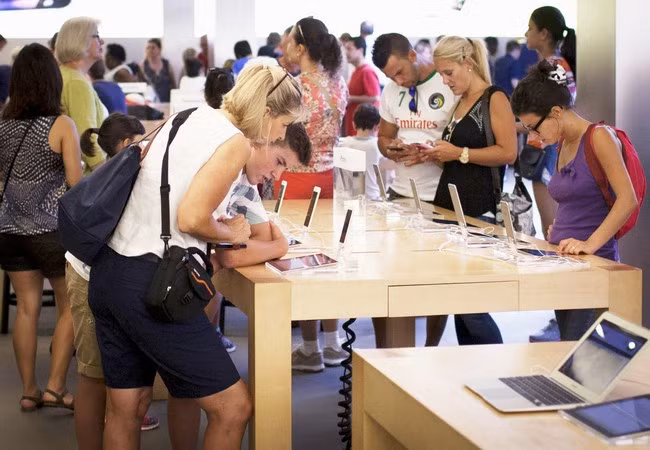 Khách hàng trong một cửa hàng của Apple ở San Francisco