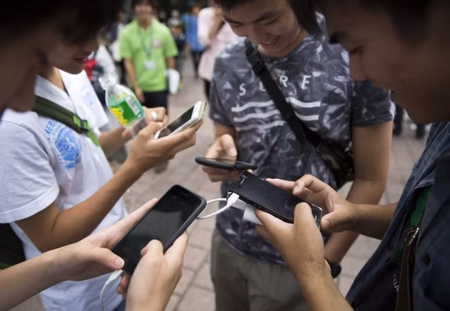 Những người trưởng thành được trải nghiệm lại cảm giác tiếp xúc và sở hữu thông qua chiếc điện thoại của mình (Ảnh Getty)