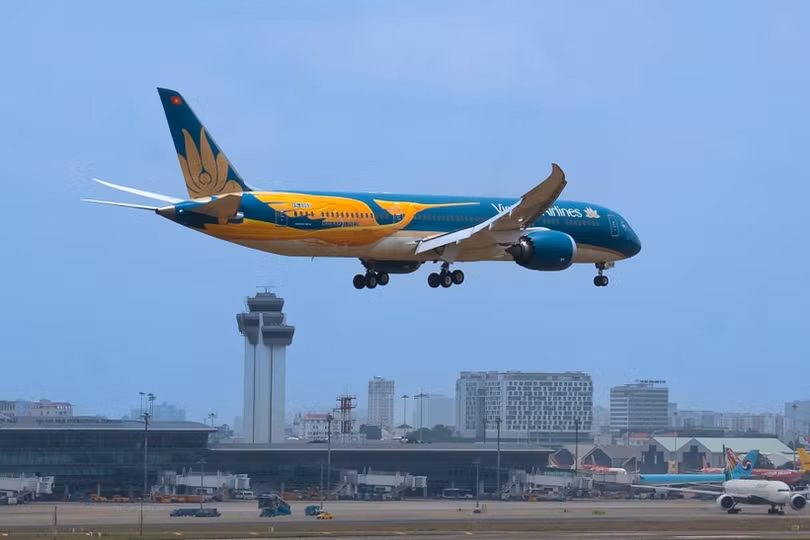 Máy bay Vietnam Airlines hạ cánh tại sân bay Tân Sơn Nhất. Ảnh: Vietnam Plus
