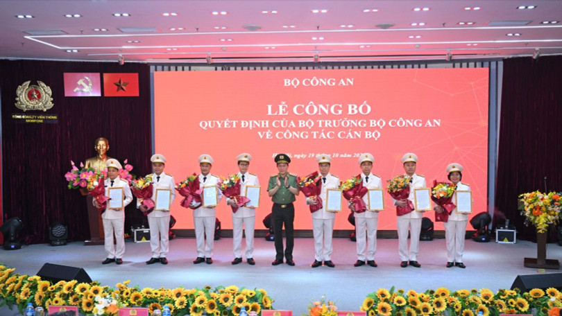 Bộ trưởng Lương Tam Quang trao quyết định tuyển chọn biên chế và phong cấp bậc hàm sĩ quan cho 8 lãnh đạo chủ chốt của MobiFone. Ảnh: Bộ Công an