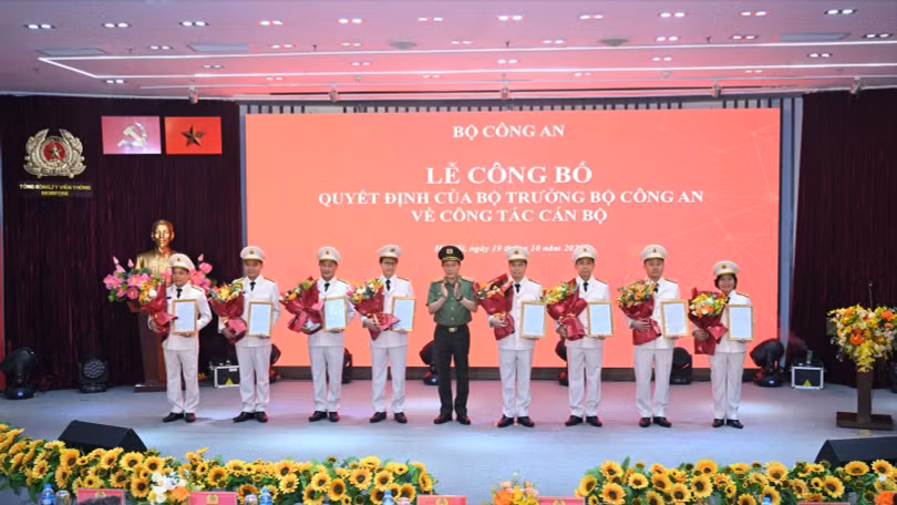 Bộ trưởng Lương Tam Quang trao quyết định tuyển chọn biên chế và phong cấp bậc hàm sĩ quan cho 8 lãnh đạo chủ chốt của MobiFone. Ảnh: Bộ Công an