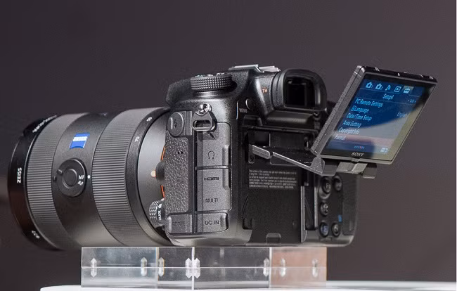 Sony A99 II được trang bị cảm biến BSI-CMOS 42.2 MP, với dãy ISO mở rộng từ 50 lên đến 102.400, cùng hệ thống lấy nét lai 79 điểm độc lập cùng 399 điểm trên cảm biến.