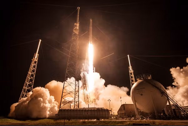 Tên lửa Falcon 9 mang theo vệ tinh JCSAT-16.