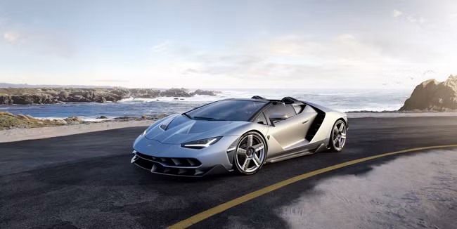 Lamborghini Centenario Roadster được trang bị động cơ V12, công suất 770 mã lực là động cơ mạnh mẽ nhất Lamborghini từng sản xuất.