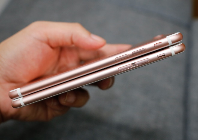 Điểm khác biệt ở cạnh trái, nút chỉnh âm lượng của iPhone 7 (phía trên) không còn xẻ rãnh ở nút bấm âm lượng nữa.