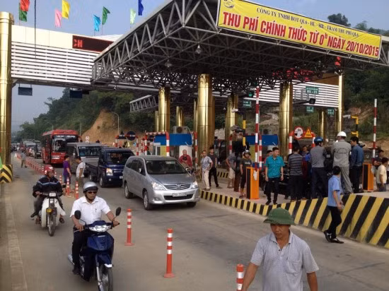 Nhiều lái xe lại tụ tập phản đối thu phí tại quốc lộ 6 Hòa Lạc - Hòa Bình.