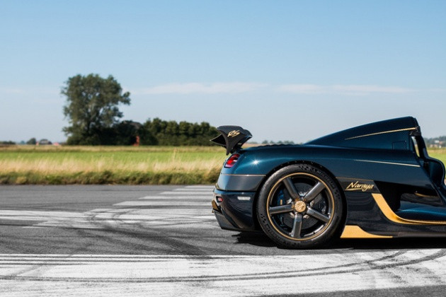 Ngoài việc được tô điểm với chất liệu vàng 18K, Koenigsegg Agera RS Naraya còn được đính thêm 155 viên kim cương nhân tạo.