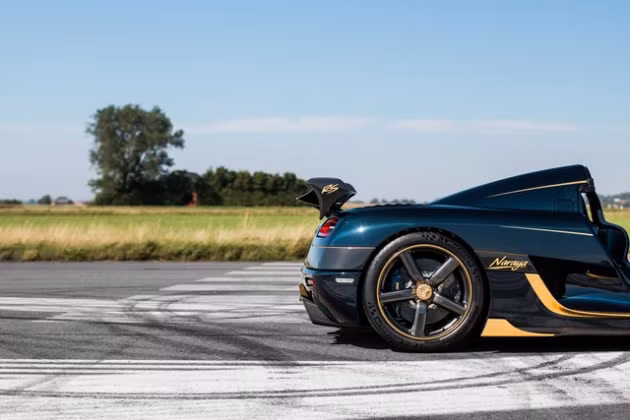 Ngoài việc được tô điểm với chất liệu vàng 18K, Koenigsegg Agera RS Naraya còn được đính thêm 155 viên kim cương nhân tạo.