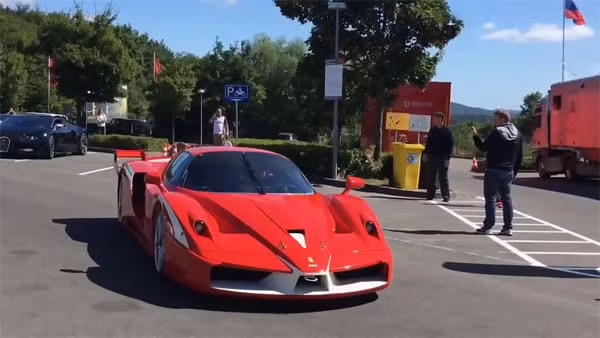 Chiếc Ferarri FXX nguyên mẫu, thuộc hàng siêu hiếm với đúng 29 chiếc được sản xuất trên toàn thế giới, giá bán 2,2 triệu USD.