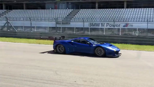 Một chiếc Ferrari 488 GT3 màu xanh.