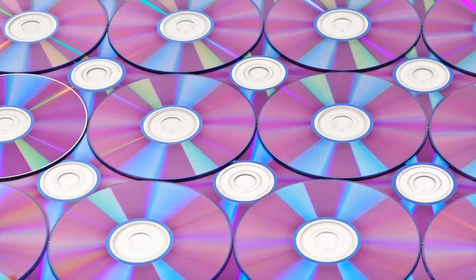 Các nhà khoa học mới đây đã phát minh ra chiếc đĩa 5D cho phép lưu trữ 360 TB dung lượng dữ liệu, có độ bền 13,8 tỷ năm khi ở trong điều kiện nhiệt độ phòng thông thường.