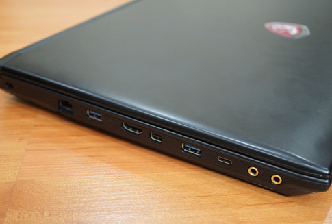 Các cổng kết nối đều được đặt phía bên tay trái của máy.