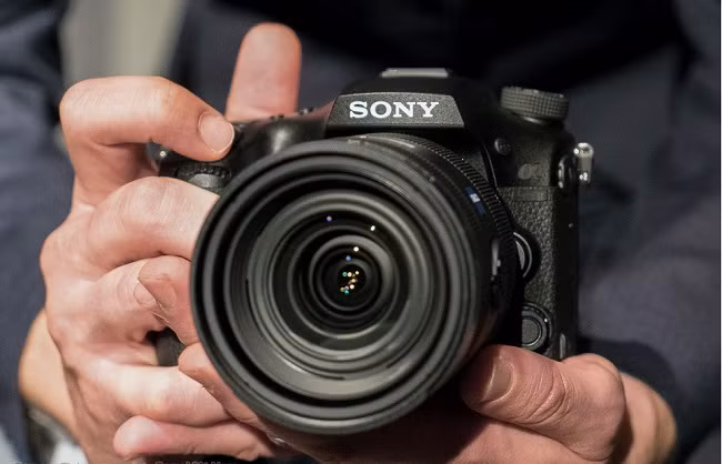 Kính ngắm cũng được nâng cấp với độ phóng đại 0.78x, công nghệ OLED độ phân giải 2,36 triệu điểm ảnh cùng lớp phủ T* của ZEISS ở bên ngoài.