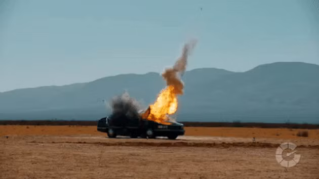 Quay chậm quá trình nổ xe ô tô.