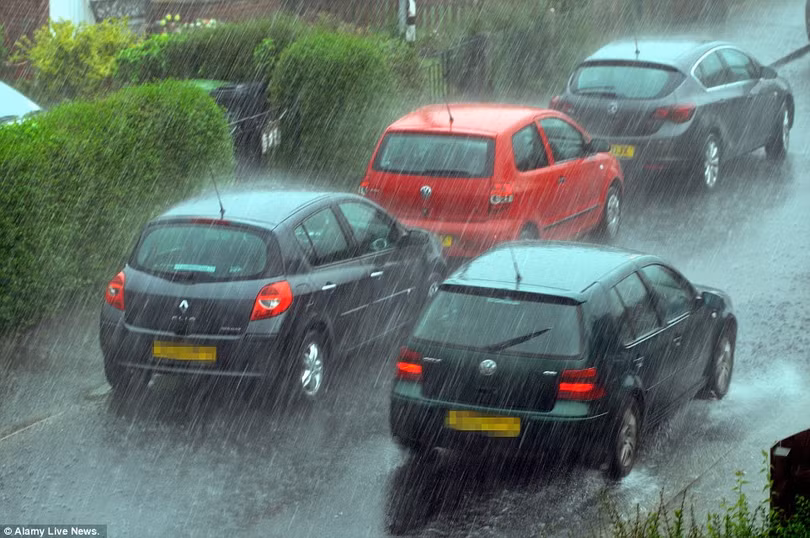 Với nhiều người, việc phải lái xe khi trời mưa gây ra rất nhiều lo lắng.