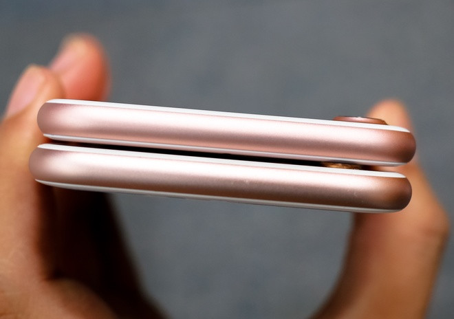 Nhìn từ đỉnh máy rất khó để phân biệt sự khác nhau giữa hai model này.