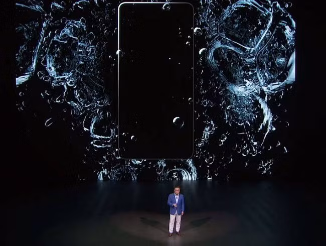 Thế hệ Galaxy Note mới sở hữu tính năng kháng nước đỉnh cao. Cả điện thoại và bút S Pen đều có khả năng kháng bụi và nước theo chuẩn IP 68.