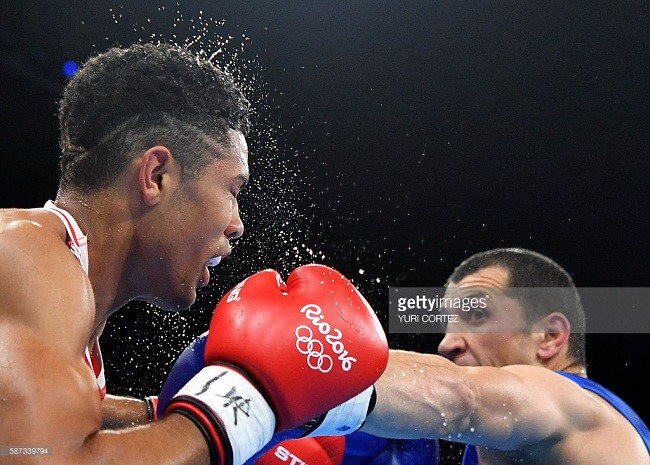 Abdulkadir Abdullayev đến từ Azerbaijan tung cú đấm về phía vận động viên Pháp khi họ tranh tài ở hạng 91 kg.