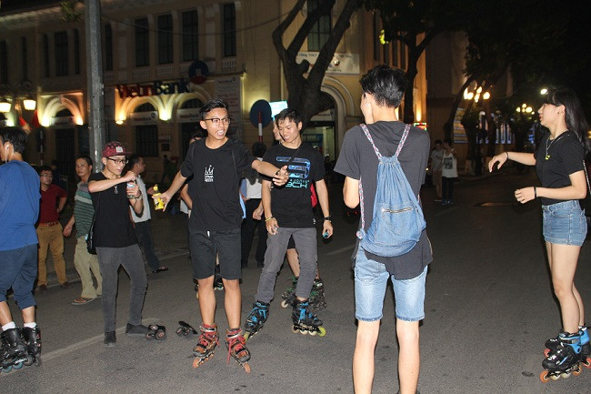 Người dân háo hức trải nghiệm không gian đi bộ quanh hồ Hoàn Kiếm ảnh 4