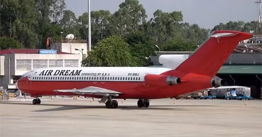 Chiếc máy bay Boeing bị bỏ  ở sân bay Nội Bài