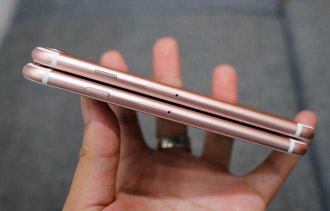 Nhìn từ cạnh phải, nút nguồn của iPhone 7 (nằm trên) có vẻ dài hơn và được làm sát với thân máy hơn.