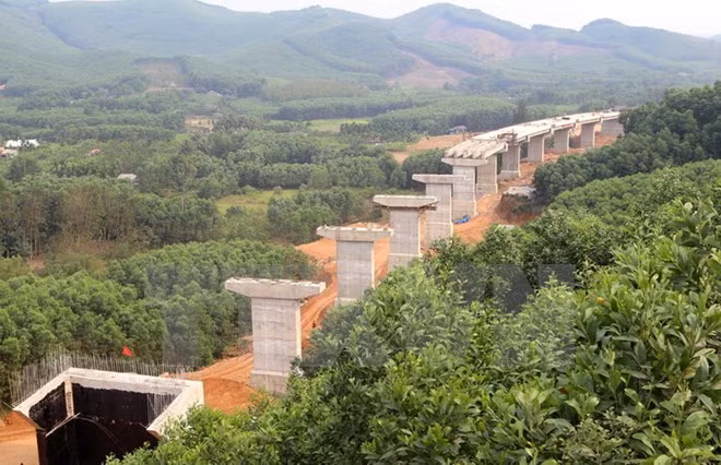 Cầu vượt Tây Hy trên tuyến La Sơn- Túy Loan đoạn qua huyện Phú Lộc (Thừa Thiên-Huế) đang được đẩy nhanh tiến độ thi công. (Ảnh: TTXVN).