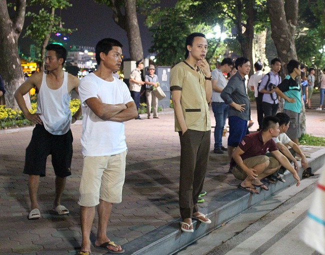 Tuy nhiên, vẫn còn nhiều người chưa quen với việc đi bộ dưới lòng đương.